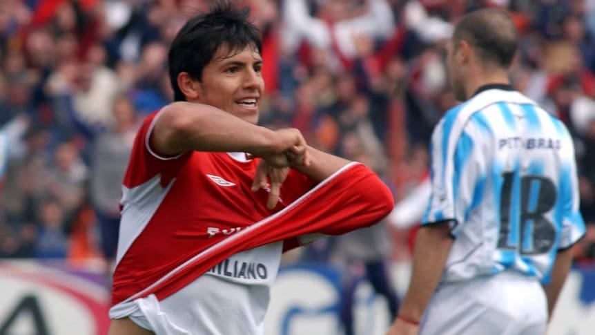 Un giovanissimo Sergio Aguero esulta dopo un gol con l'Independiente