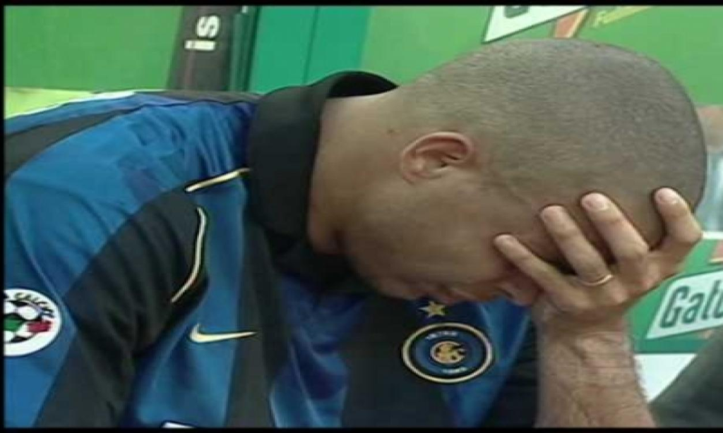 Ronaldo in lacrime dopo la volata scudetto persa all'ultima giornata del 5 maggio 2002