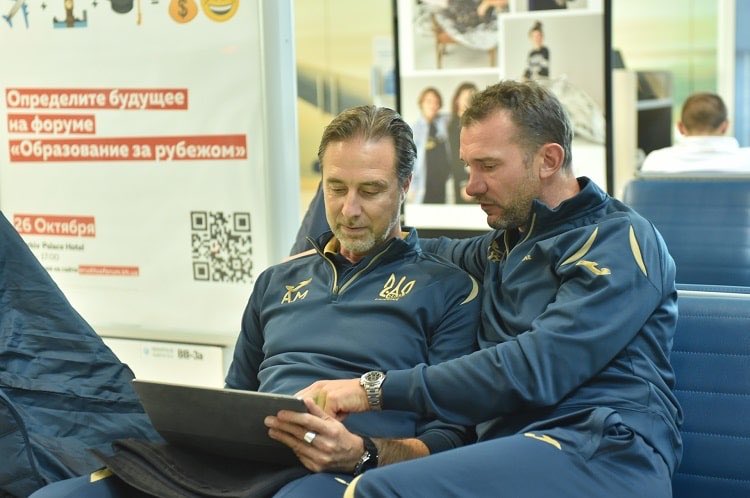 Andrea Maldera insieme a Shevchenko durante l'analisi video di una partita dell'Ucraina