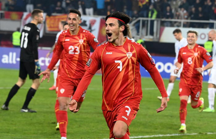 Elmas esulta con i compagni della Macedonia dopo un gol