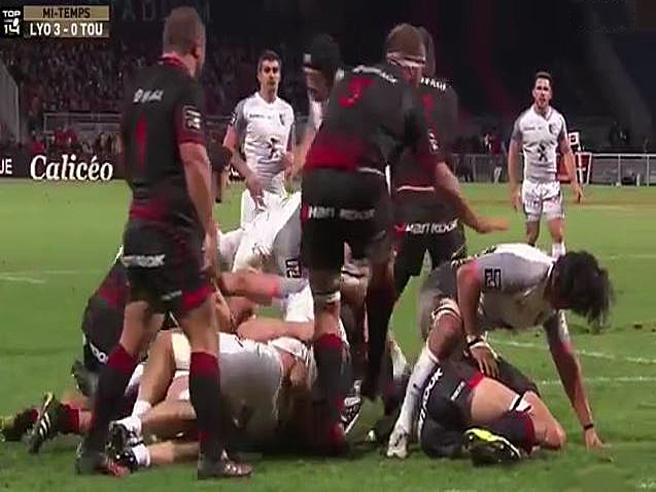 Esempi leggedari di fair play nel rugby: il giocatore Tala Gray intento a proteggere il corpo dell'avversario Brunia terra per infortunio