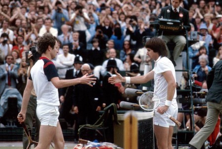 Jimmy Connors e John McEnroe  dopo la finale di Wimbledon vinta da Connors per 3-6, 6-3, 6-7 (2-7), 7-6 (7-5), 6-4 il 4 luglio 1982. Ph. Credit: Imago Images