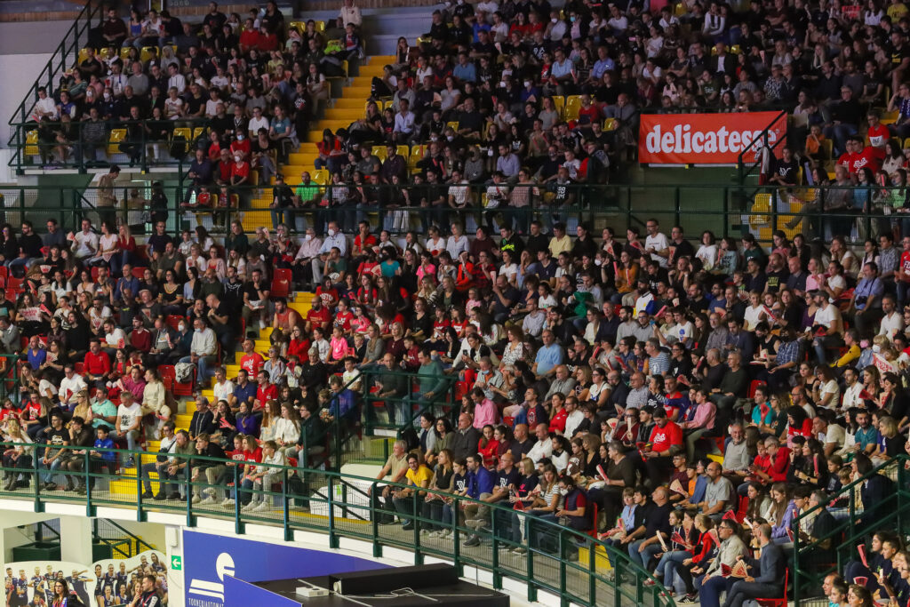 Il tifosi della Vero Volley all'Arena di Monza