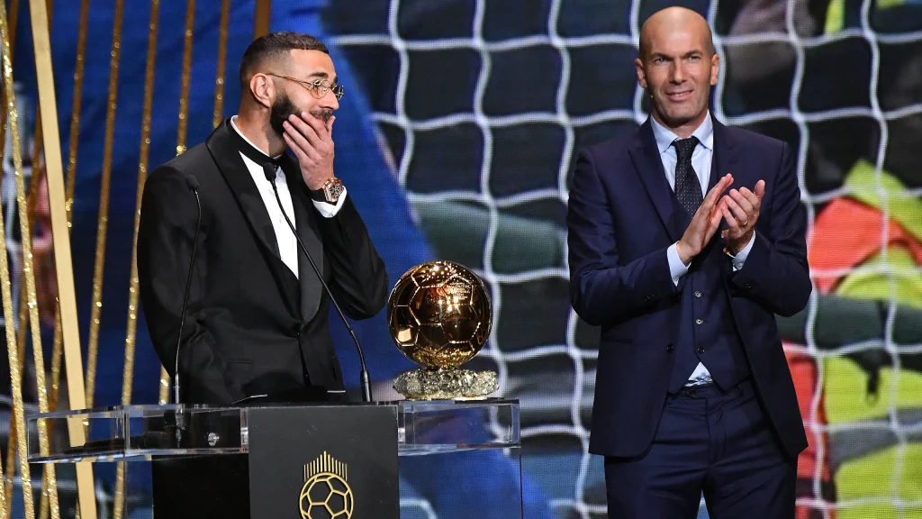 Benzema e Zidane alla premiazione per il Pallone d'Oro. Con il suo outfit l'attaccante ha voluto omaggiare il rapper Tupac
