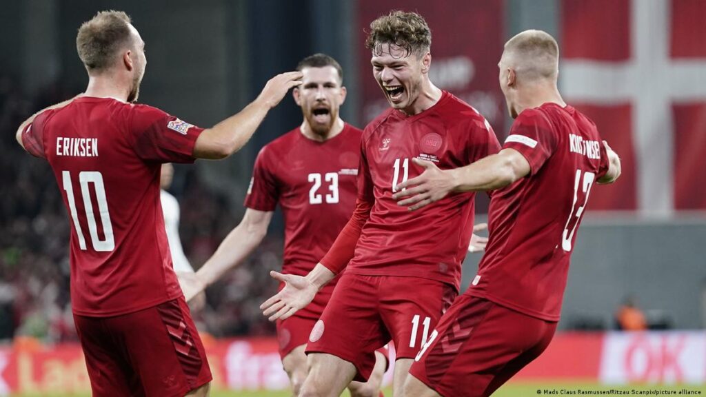 L'esultanza della nazionale danese dopo un gol