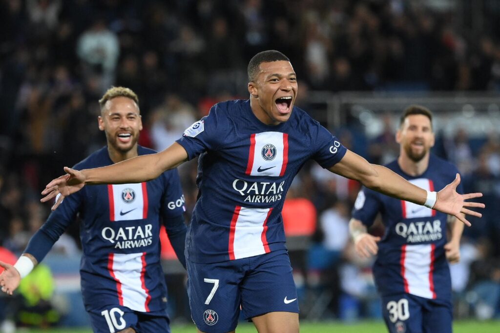 Mbappé, Neymar e Messi festeggiano il gol del francese