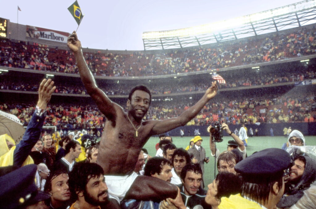 Pelé portato in trionfo dopo la sua ultima partita giocata con la maglia dei New York Cosmos