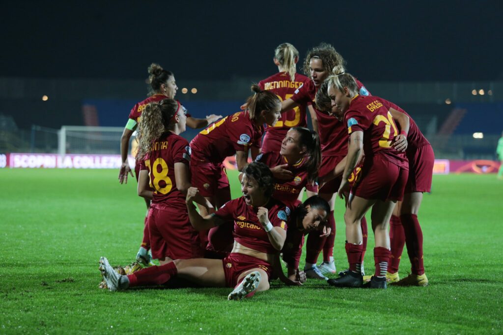 L'esultanza della Roma femminile dopo un gol