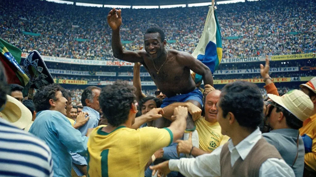 Pelé portato in trionfo dopo la vittoria dei Mondiali nel 1970
