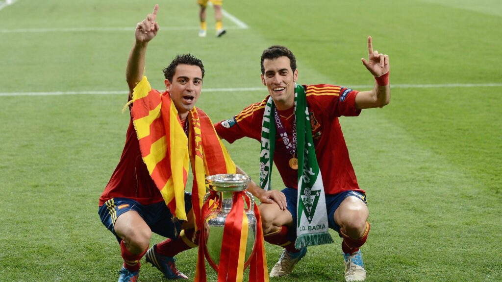 Busquets e Xavi festeggiano la vittoria dell'Europeo
