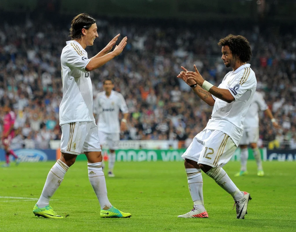 Ozil e Marcelo esultano dopo un gol del Real Madrid