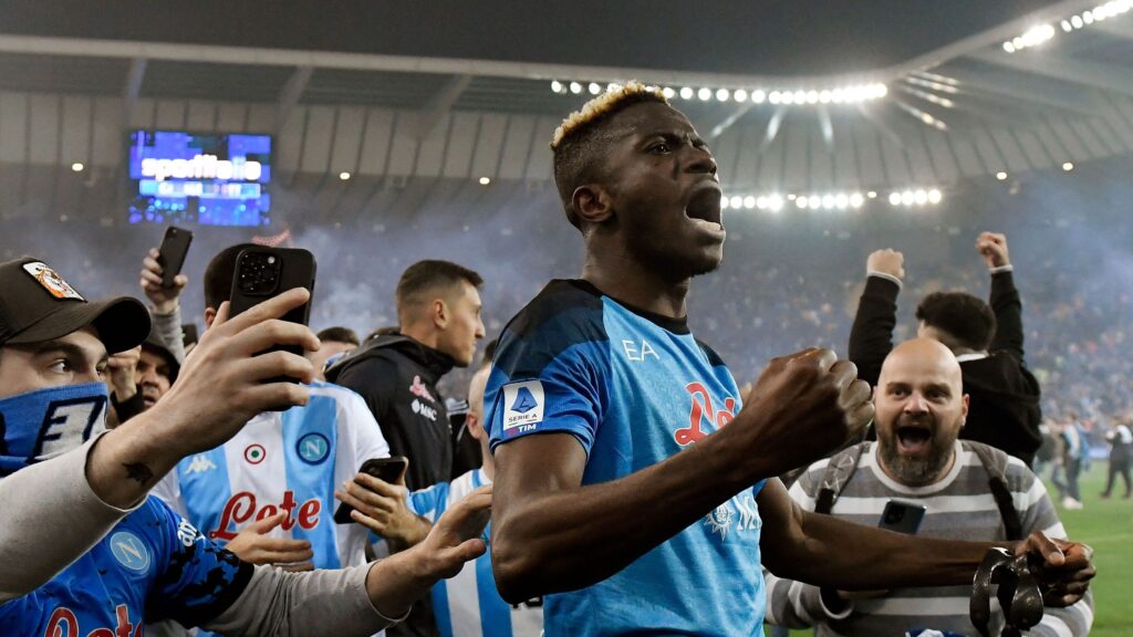 Osimhen esulta dopo il gol che è valso al Napoli il titolo di Campione d'Italia