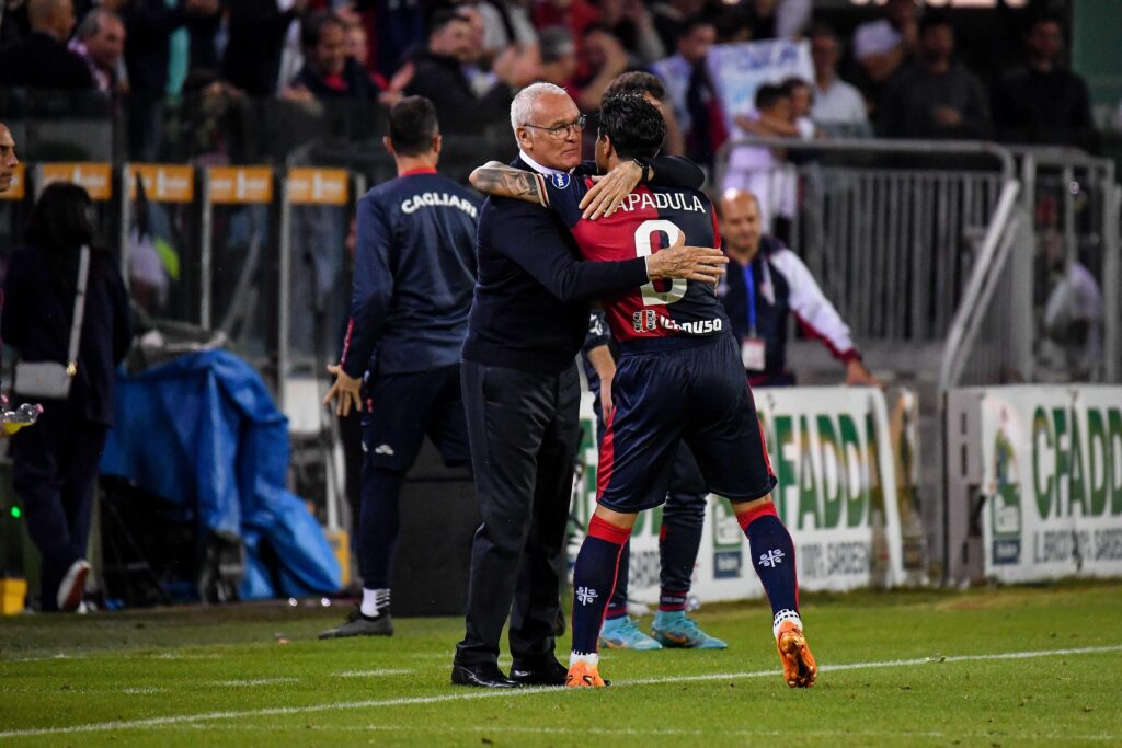 L'abbraccio tra Lapadula e Ranieri, due protagonisti della favola Cagliari (Credit Foto: Quotidiano Sportivo)