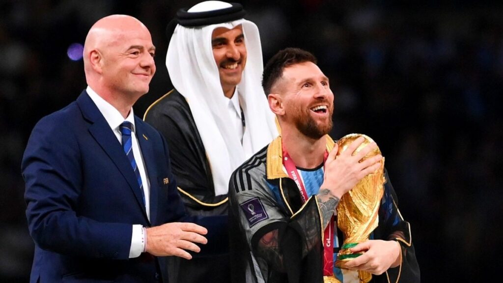 Il presidente Fifa, Bin Salman e Lionel Messi durante la premiazione del Mondiale in Qatar (Credit Photo: La Ragione)