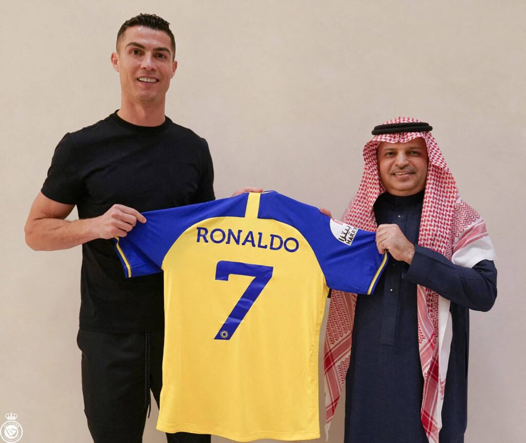 Ronaldo insieme ad un rappresentante della Saudi Pro League (Credit Photo: AL NASSR FOOTBALL CLUB / VIA AFP-JIJI)