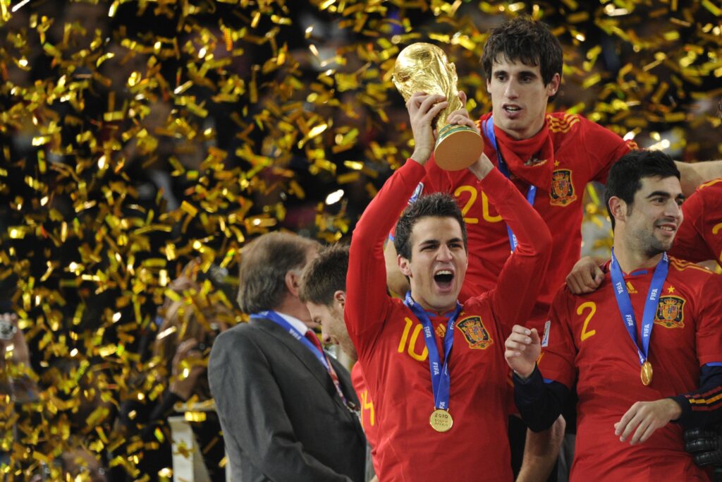 Fabregas alza la Coppa del Mondo, trofeo più importante vinto prima del suo ritiro (Credit Photo: JAVIER SORIANO/AFP/Getty Images)