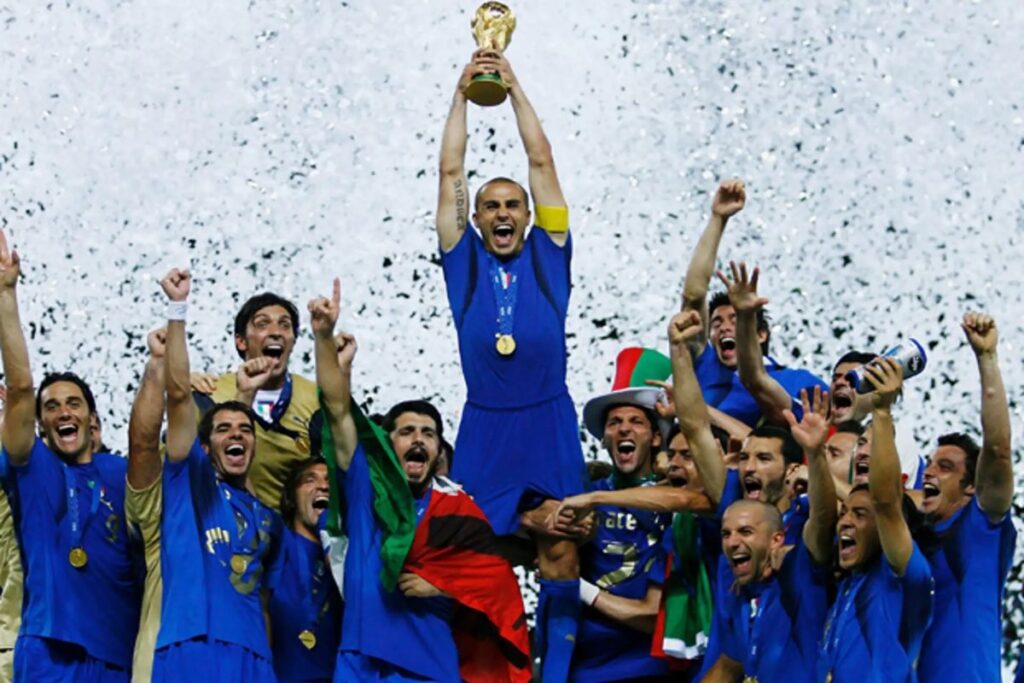Cannavaro alza la coppa del Mondo nel 2006